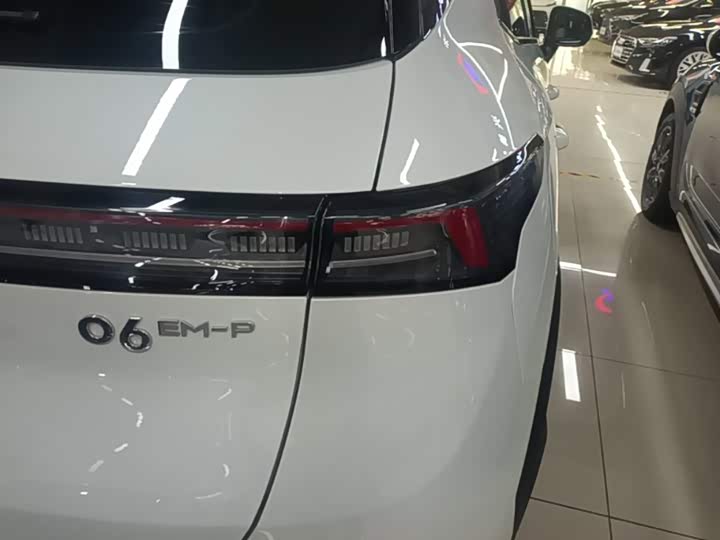 Lynk & Co 06 EM-P Hybrid, 2024 — фото 8 из 9