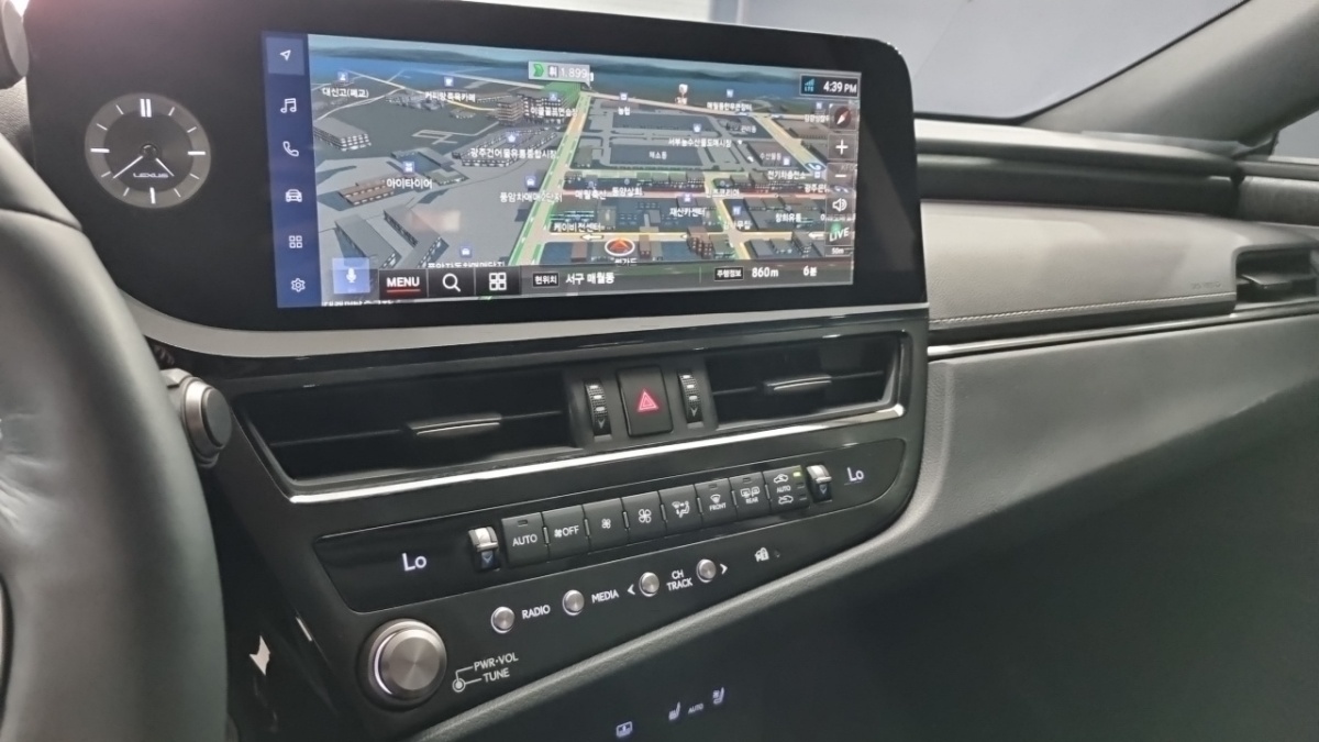 Lexus ES, 2023 — фото 11 из 12