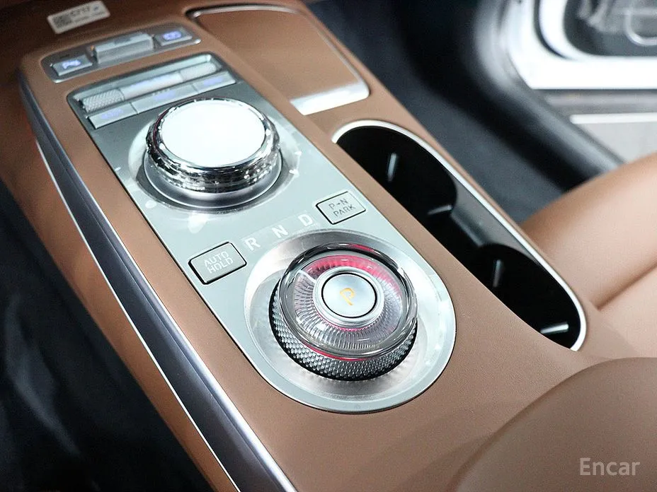 Genesis GV70, 2023 — фото 10 из 12