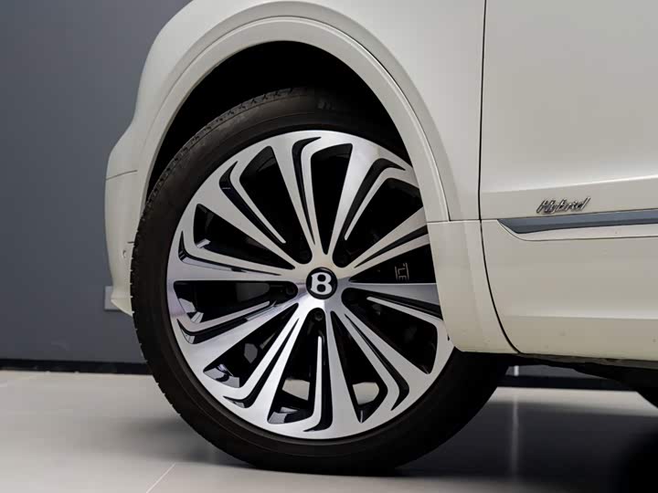 Bentley Bentayga Hybrid, 2021 — фото 6 из 9