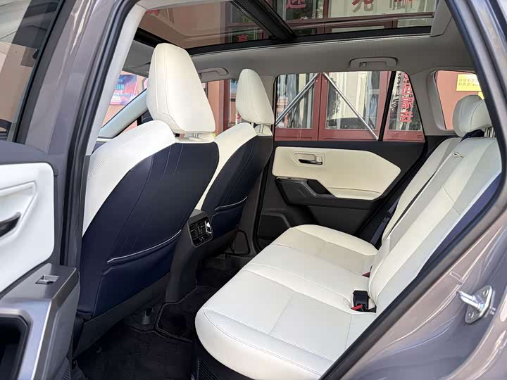 Toyota RAV4, 2025 — фото 6 из 9
