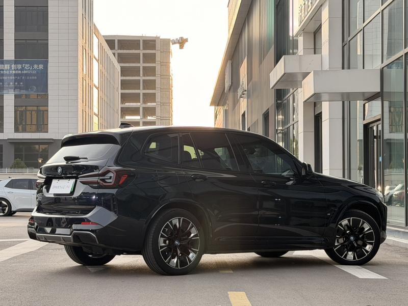 BMW iX3, 2025 — фото 5 из 12