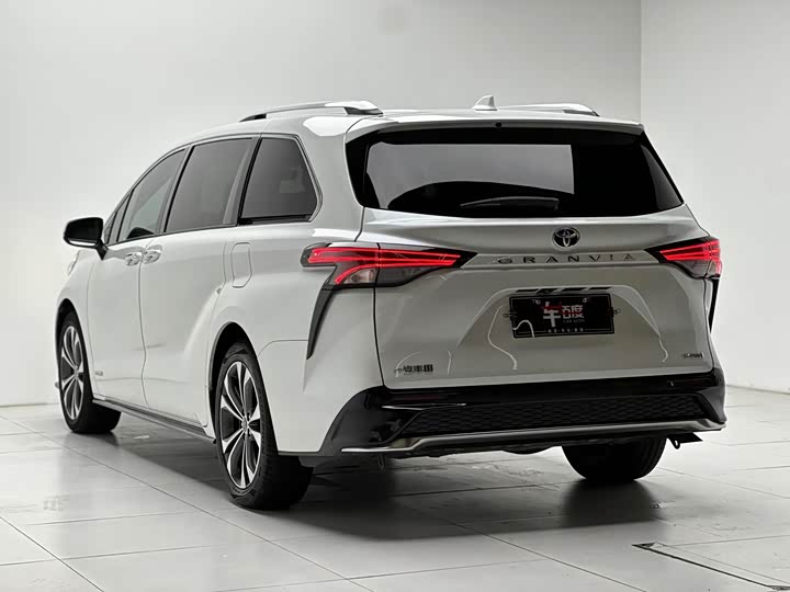 Toyota Granvia, 2023 — фото 6 из 9
