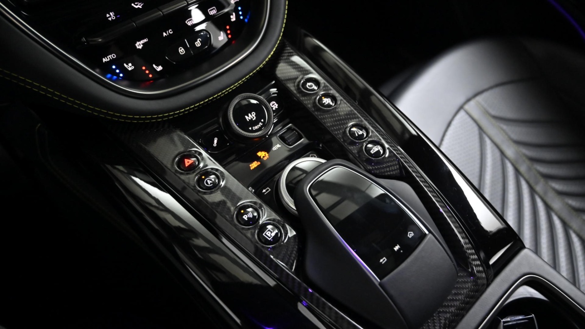 Aston Martin DBX, 2023 — фото 8 из 12