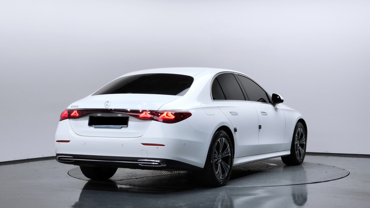 Mercedes-Benz E-Class, 2024 — фото 2 из 12