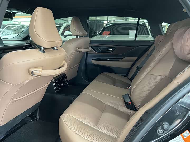 Toyota Crown Sedan, 2025 — фото 6 из 9