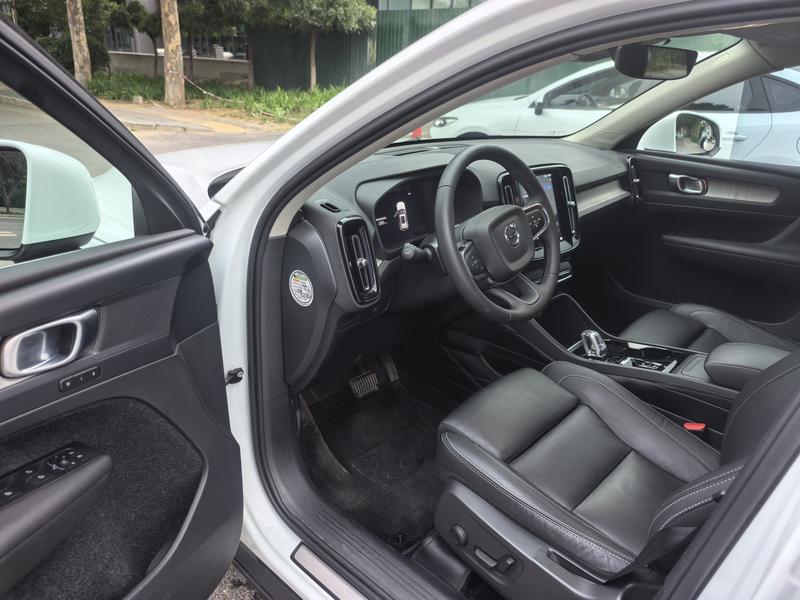 Volvo XC40, 2022 — фото 10 из 12