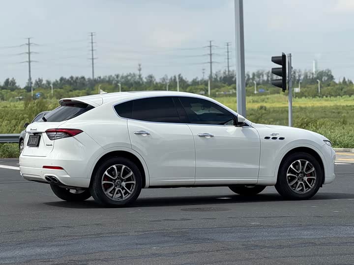 Maserati Levante, 2022 — фото 8 из 9