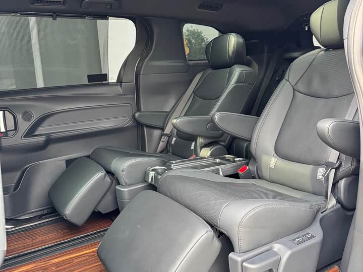 Toyota Sienna, 2023 — фото 8 из 9