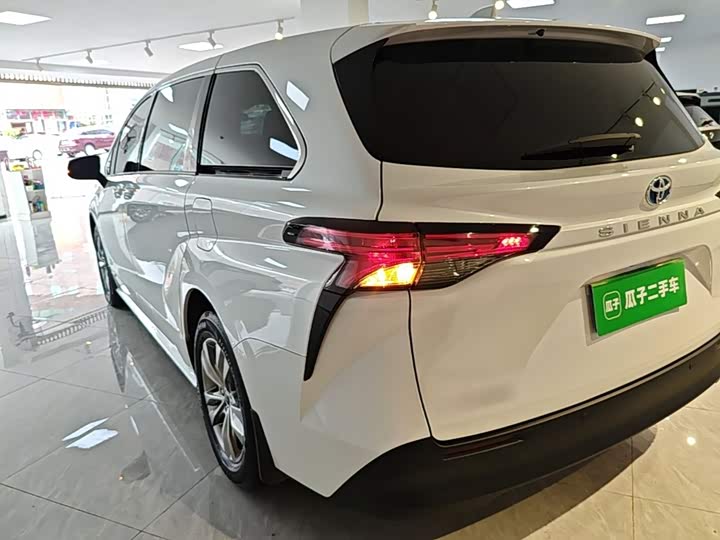 Toyota Sienna, 2023 — фото 5 из 9