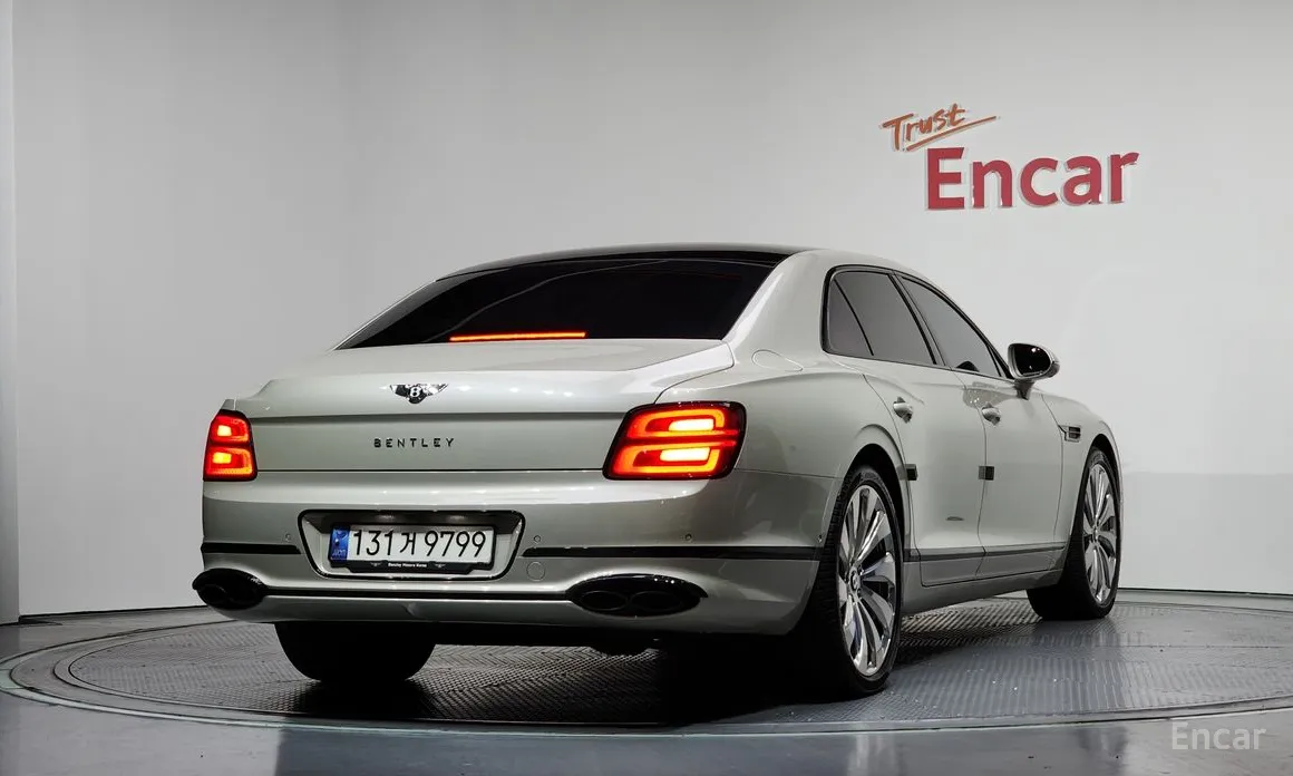 Bentley Flying Spur, 2022 — фото 2 из 12