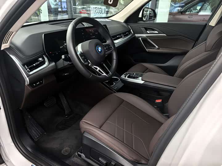 BMW iX1, 2025 — фото 7 из 9