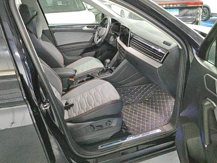 Volkswagen Tiguan L Hybrid, 2021 — фото 8 из 9