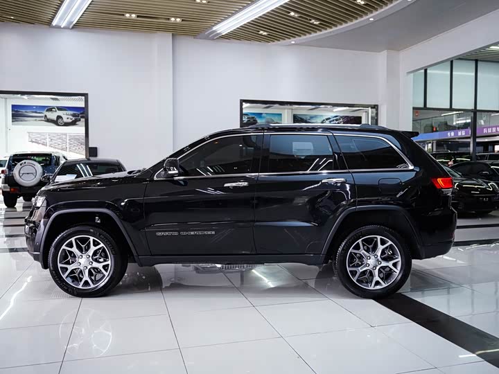 Jeep Grand Cherokee, 2022 — фото 3 из 3