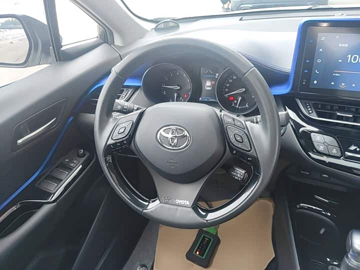 Toyota C-HR, 2023 — фото 7 из 9
