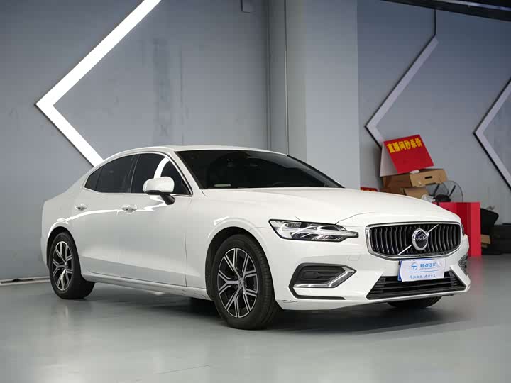 Volvo S60, 2023 — фото 3 из 9