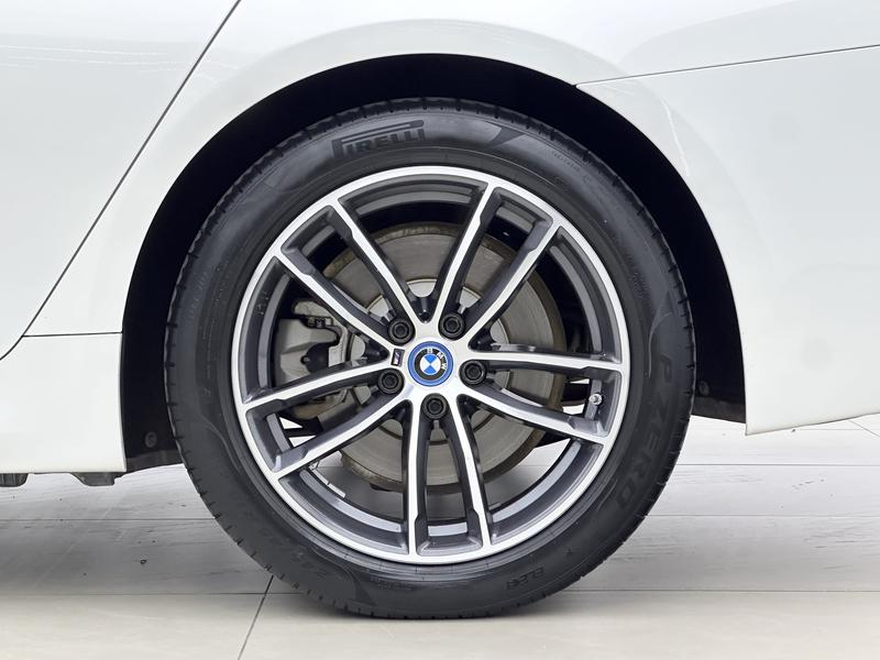 BMW 5 Series Hybrid, 2022 — фото 8 из 12