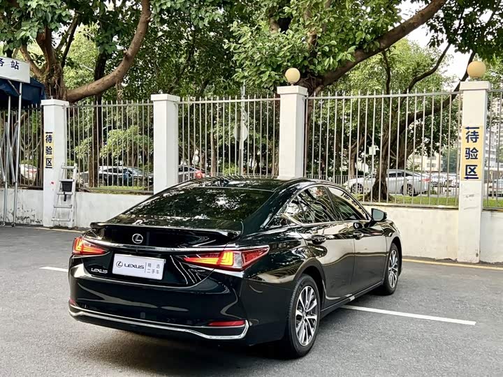 Lexus ES, 2023 — фото 7 из 9