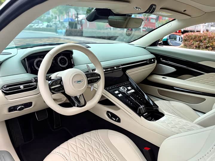 Aston Martin DB12, 2025 — фото 4 из 9