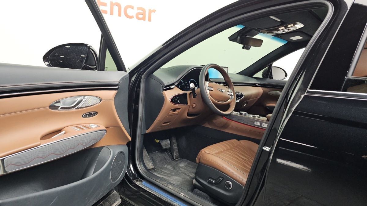 Genesis GV70, 2023 — фото 10 из 12