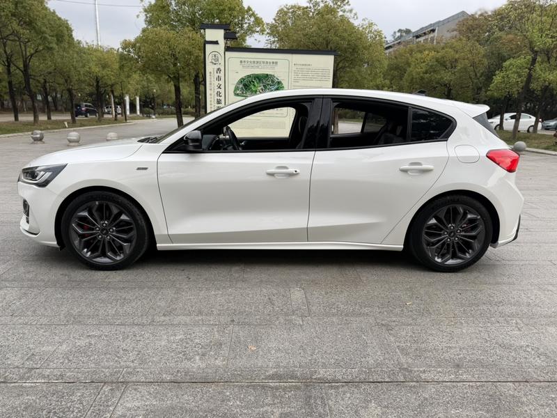 Ford Focus, 2022 — фото 4 из 12