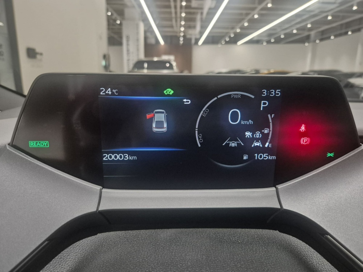 Toyota Prius, 2024 — фото 8 из 12