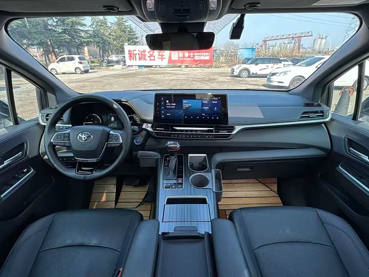 Toyota Sienna, 2023 — фото 7 из 7