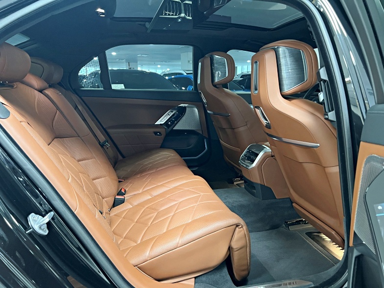 BMW i7, 2024 — фото 12 из 12