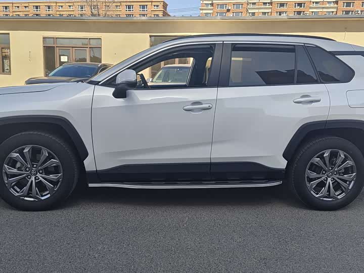 Toyota RAV4, 2024 — фото 4 из 9