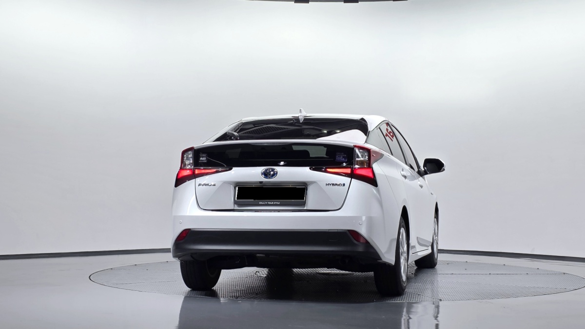 Toyota Prius, 2021 — фото 4 из 12