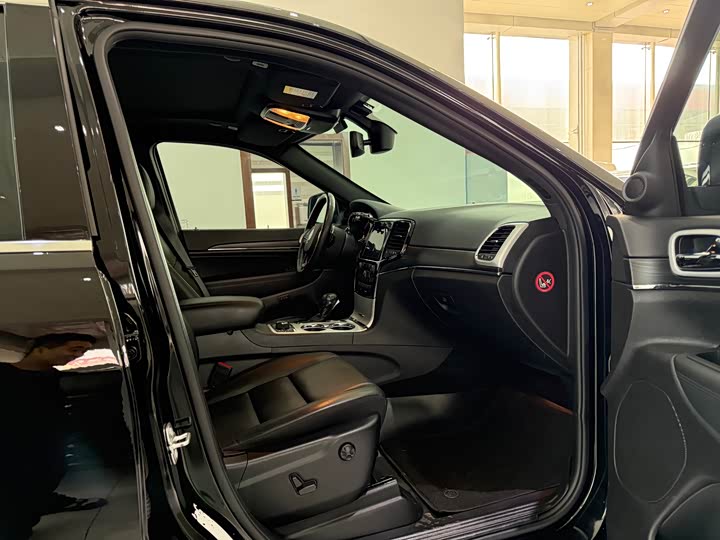 Jeep Grand Cherokee, 2022 — фото 8 из 9