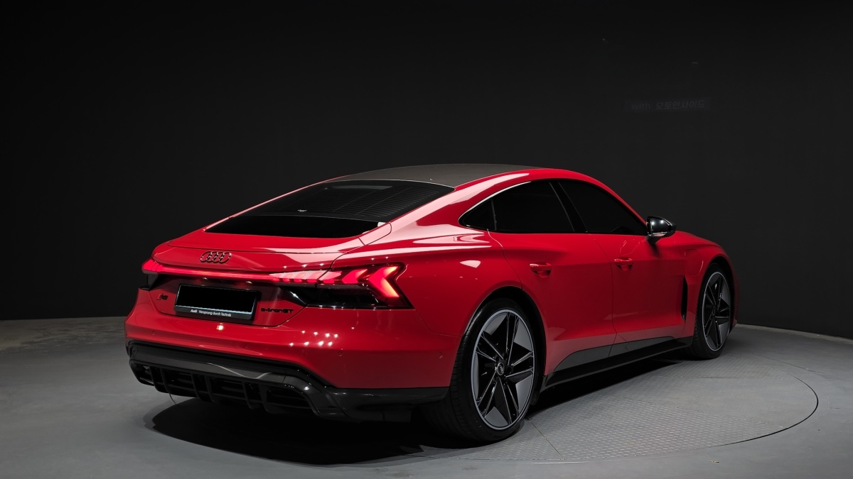 Audi RS e-tron GT, 2021 — фото 2 из 12