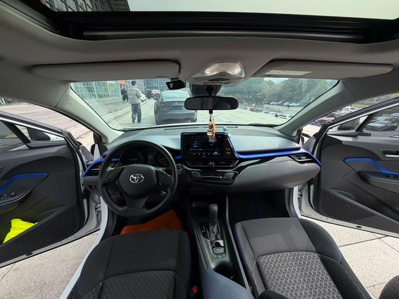 Toyota C-HR, 2022 — фото 7 из 10