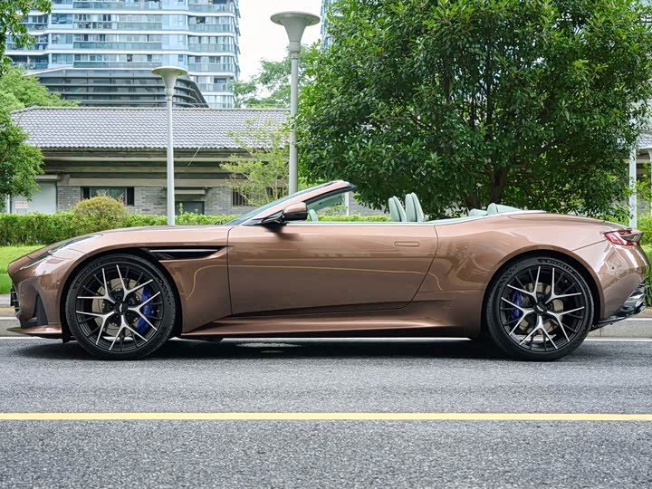 Aston Martin DB12, 2025 — фото 6 из 9