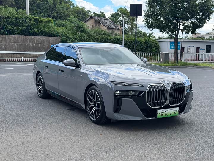 BMW i7, 2023 — фото 2 из 9