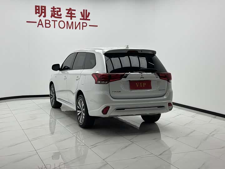 Mitsubishi Outlander, 2023 — фото 8 из 9