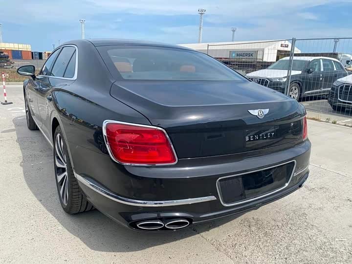 Bentley Flying Spur, 2023 — фото 5 из 5