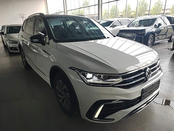 Volkswagen Tiguan L Hybrid, 2023 — фото 4 из 9