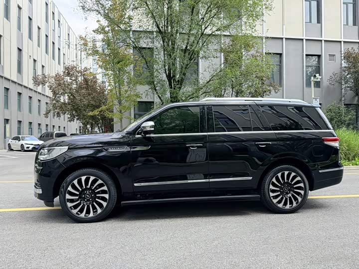 Lincoln Navigator, 2023 — фото 8 из 9