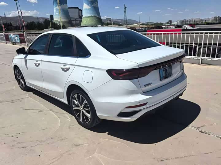 Geely Emgrand, 2022 — фото 3 из 9