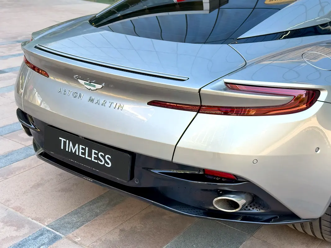 Aston Martin DB12, 2024 — фото 5 из 10