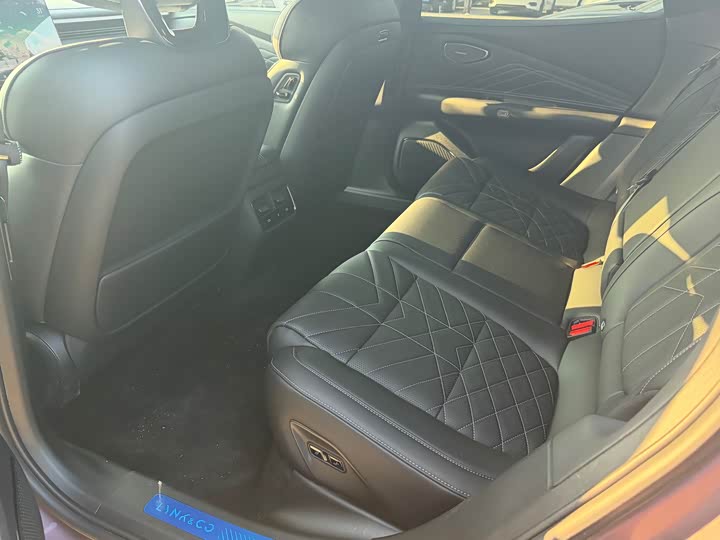 Lynk & Co 30 EM-P Hybrid, 2025 — фото 5 из 9