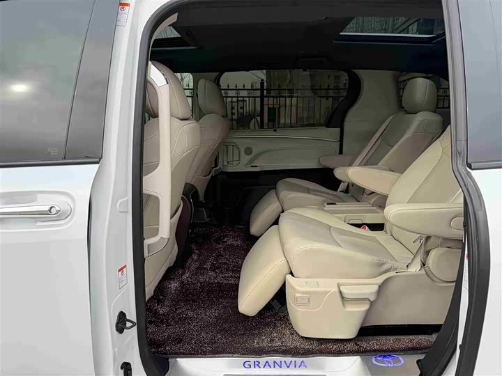 Toyota Granvia, 2024 — фото 8 из 9