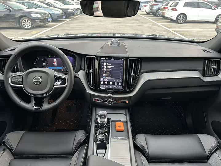 Volvo XC60 Hybrid, 2024 — фото 5 из 9