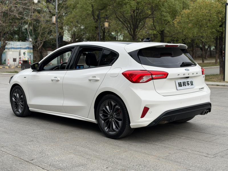 Ford Focus, 2022 — фото 5 из 12
