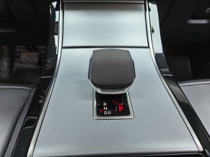 Land Rover Range Rover Velar, 2023 — фото 10 из 12