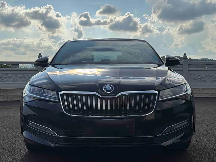 Skoda Superb, 2023 — фото 2 из 9