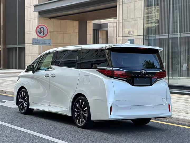 Toyota Alphard, 2024 — фото 7 из 7