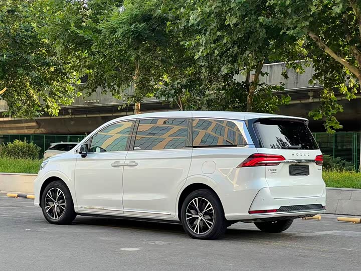 Roewe iMax 8 EV, 2024 — фото 8 из 9