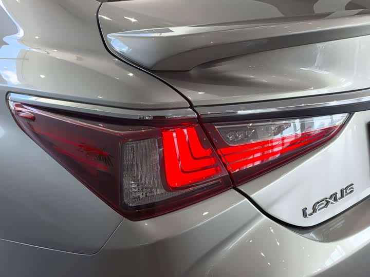 Lexus ES, 2022 — фото 7 из 9